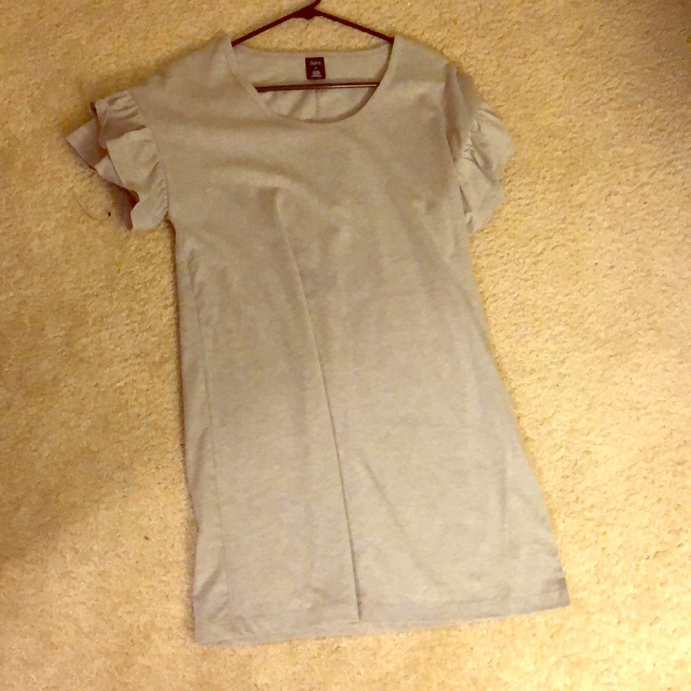 Short grey dress with ruffled sleeves